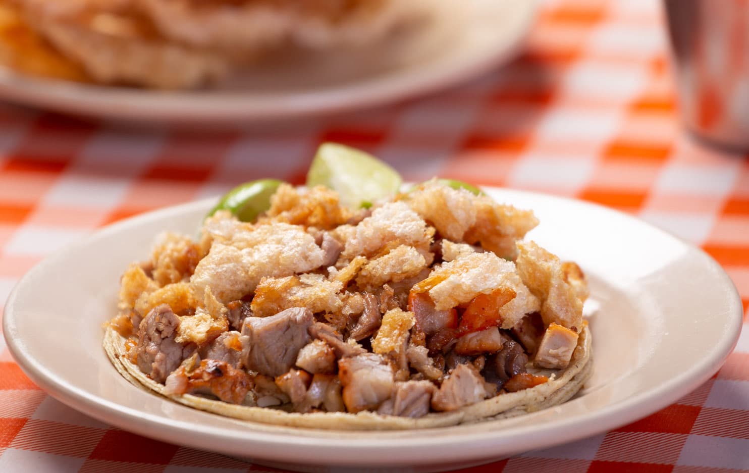 Taco de Costilla con Chicharrón
