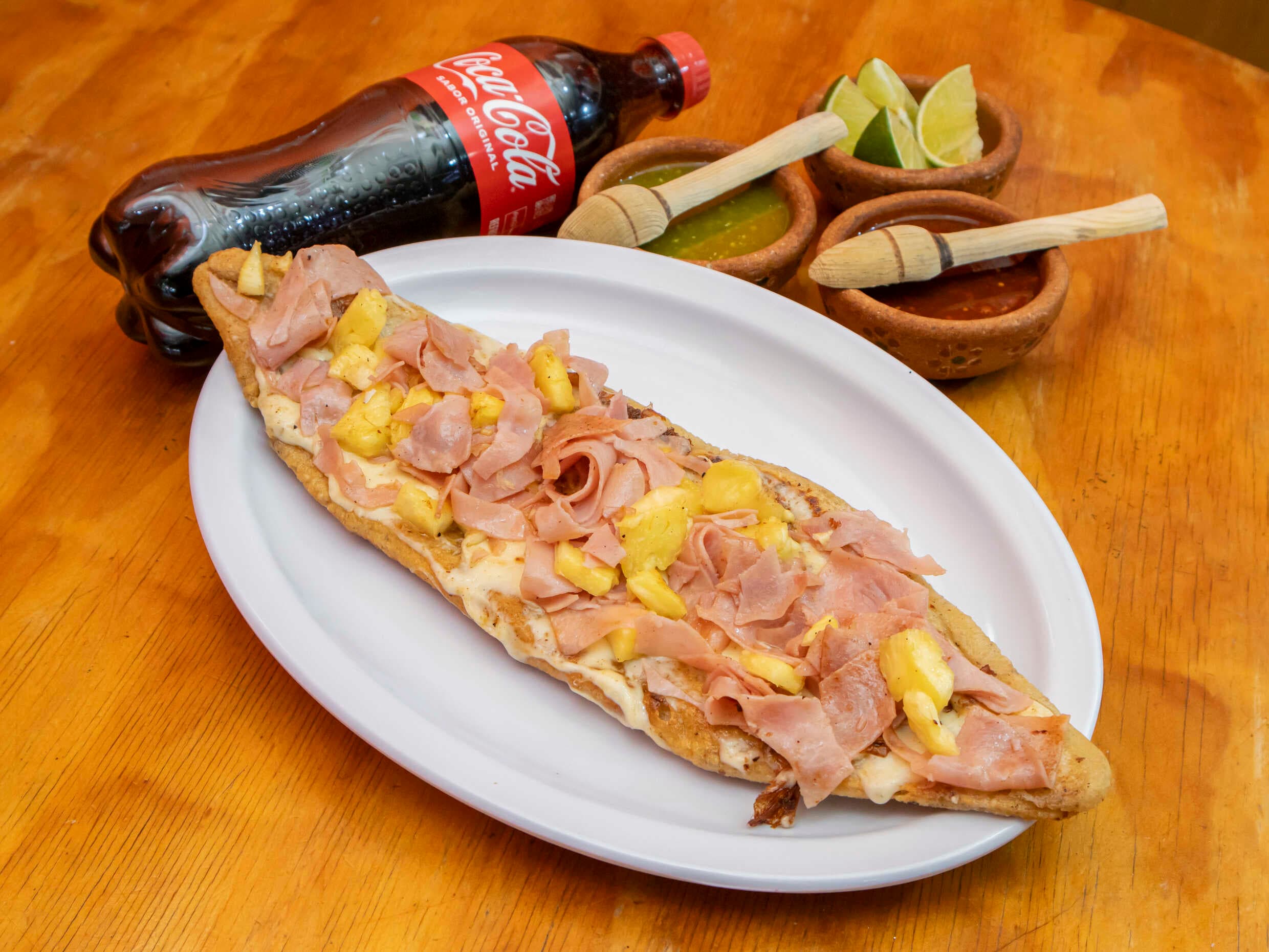 Huarache de Huevo con Jamón