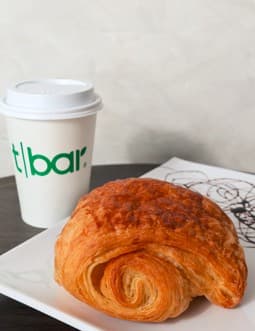 Croissant de jamón y queso + Café americano