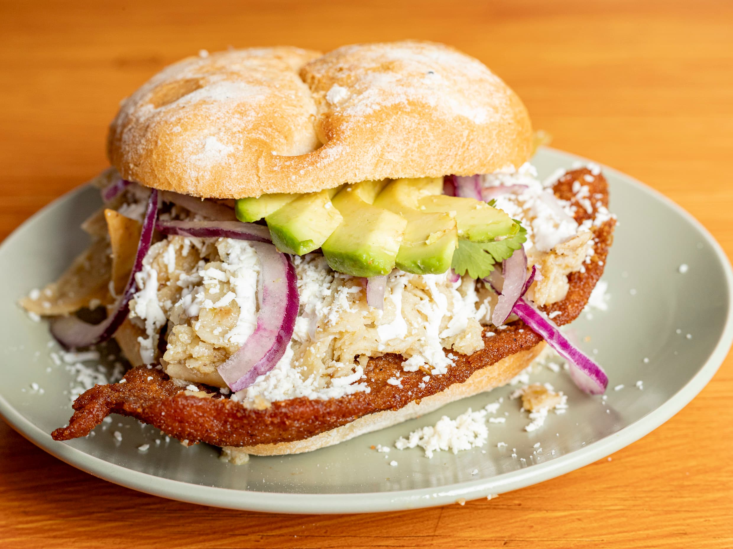 Torta Gigante de Chilaquiles con Milanesa