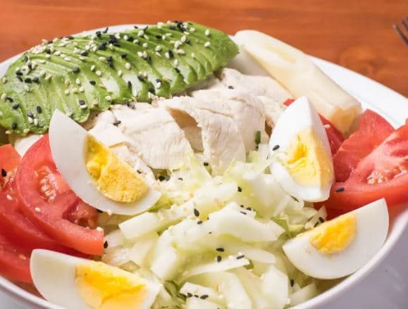 Pechuga Sancochada, Huevo Duro, Queso y Ensalada