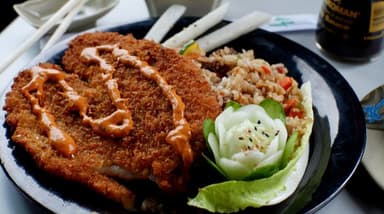 Arroz Yakimeshi Takusan con Carne Empanizada