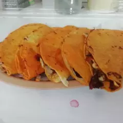 Combo 4 Quesabirrias + Consomé + Agua