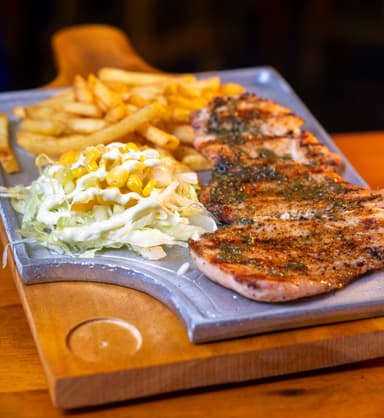 Pechuga Asada al Carbón + Papas + Bebida 250 Ml