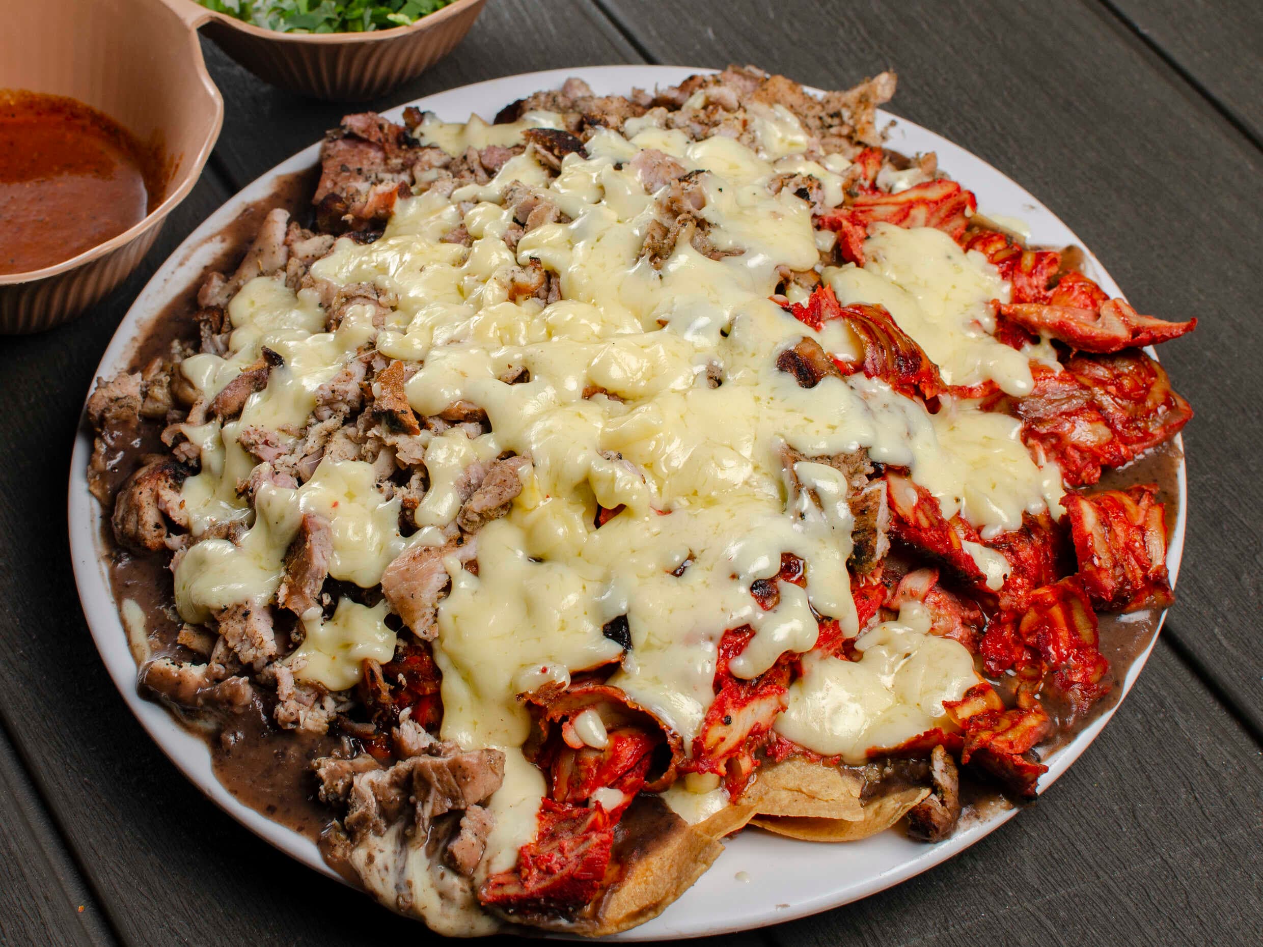 Nachos Oaxaca con Pastor, Chuleta o Enchilada