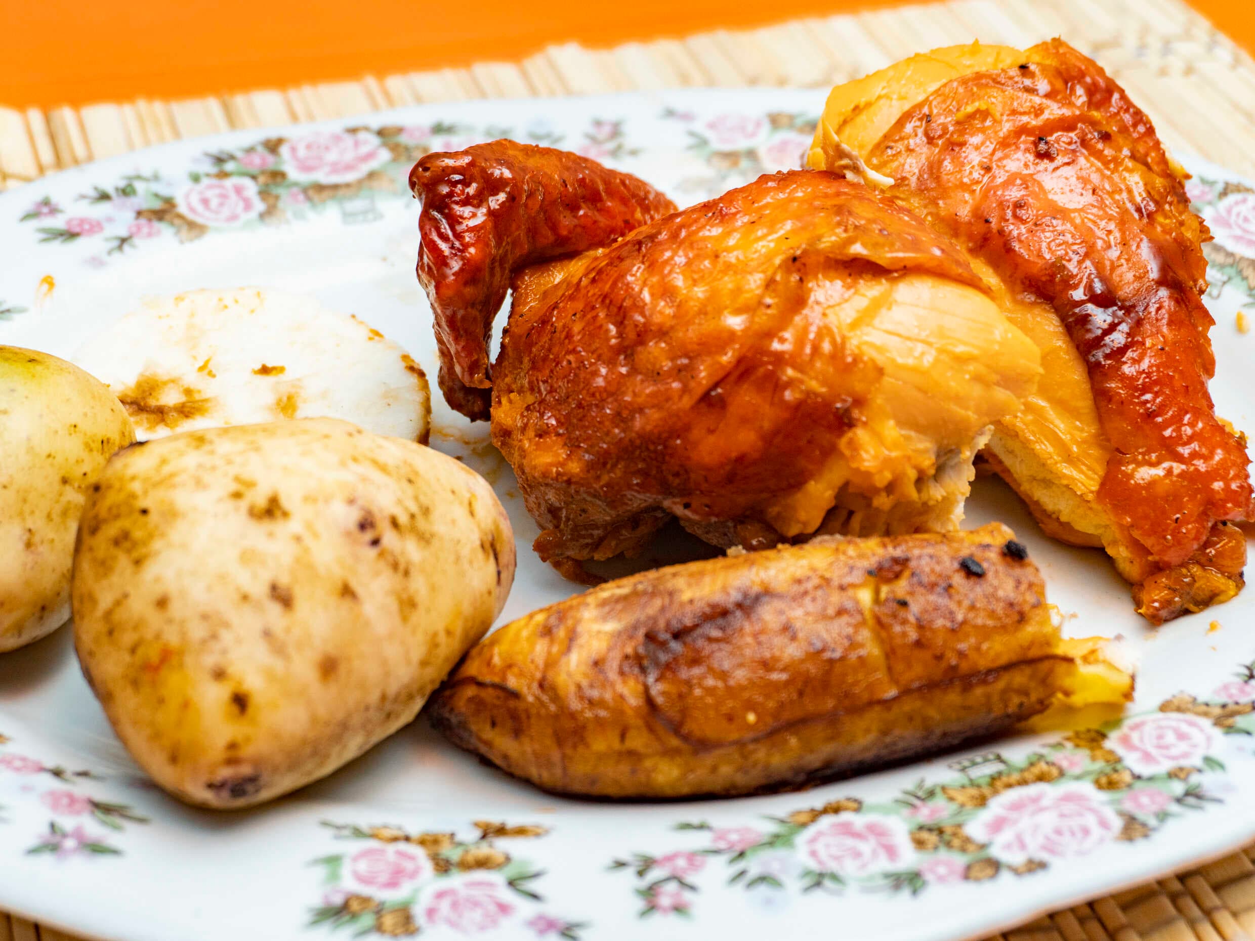 1/4 Pollo Asado 2 Presas con Papa y Arepa