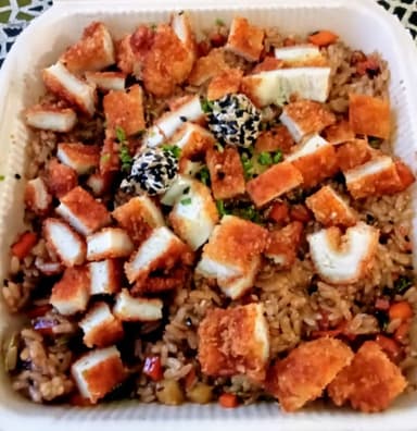 Yakimeshi con Pollo Empanizado