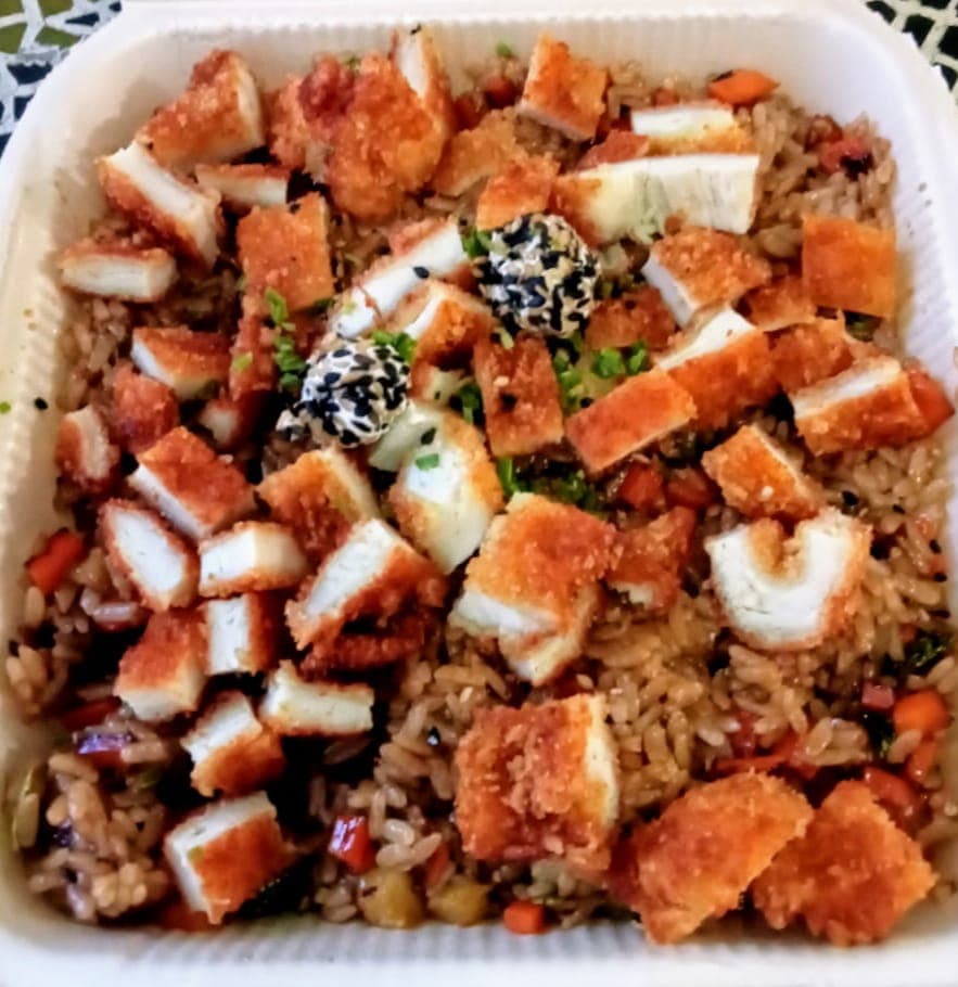 Yakimeshi con Pollo Empanizado
