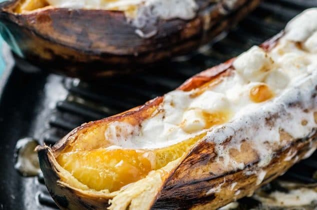 Plátano asado con media crema y queso