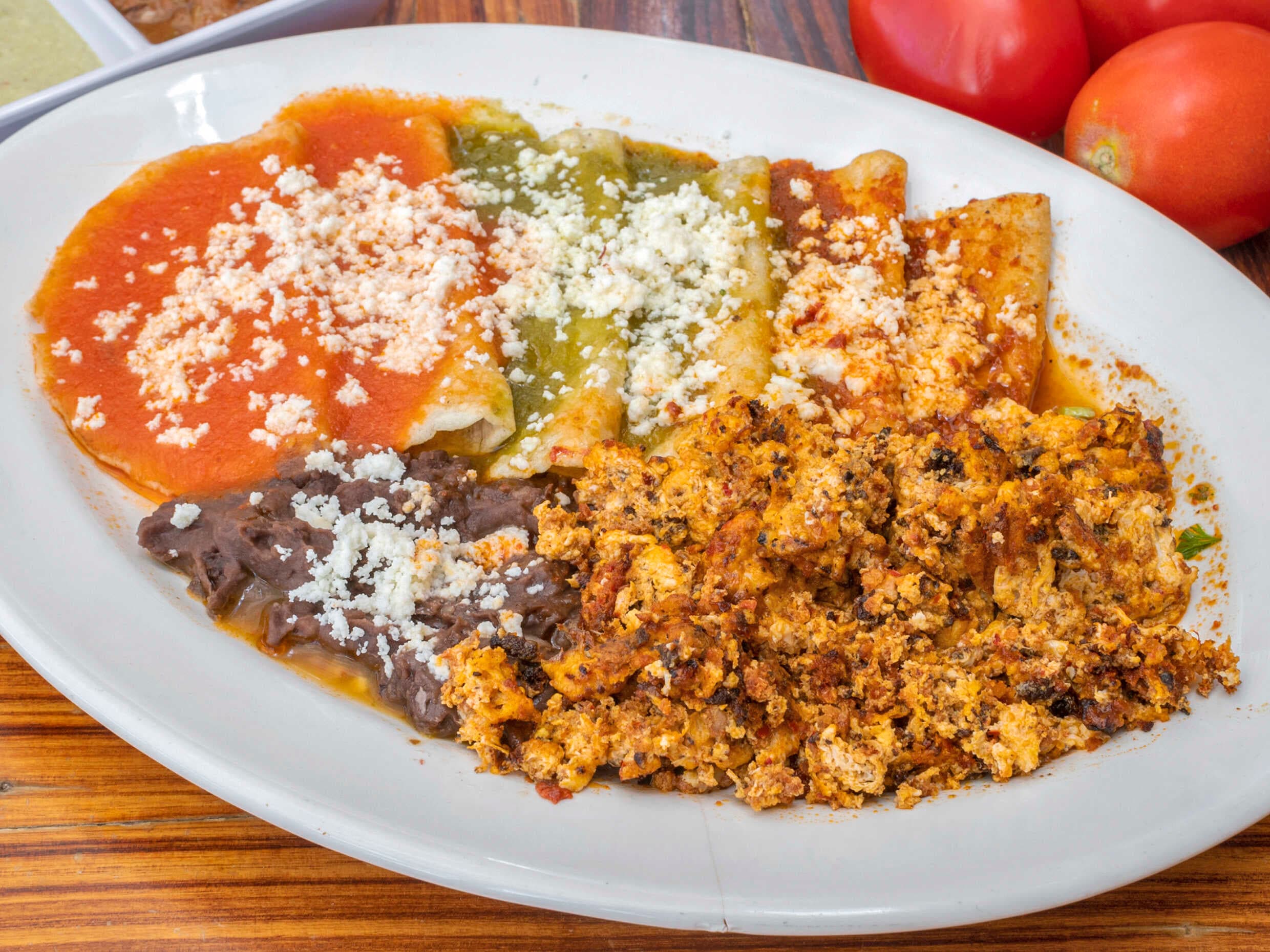 Enchiladas Huastecas Huevo con Chorizo y Frijoles