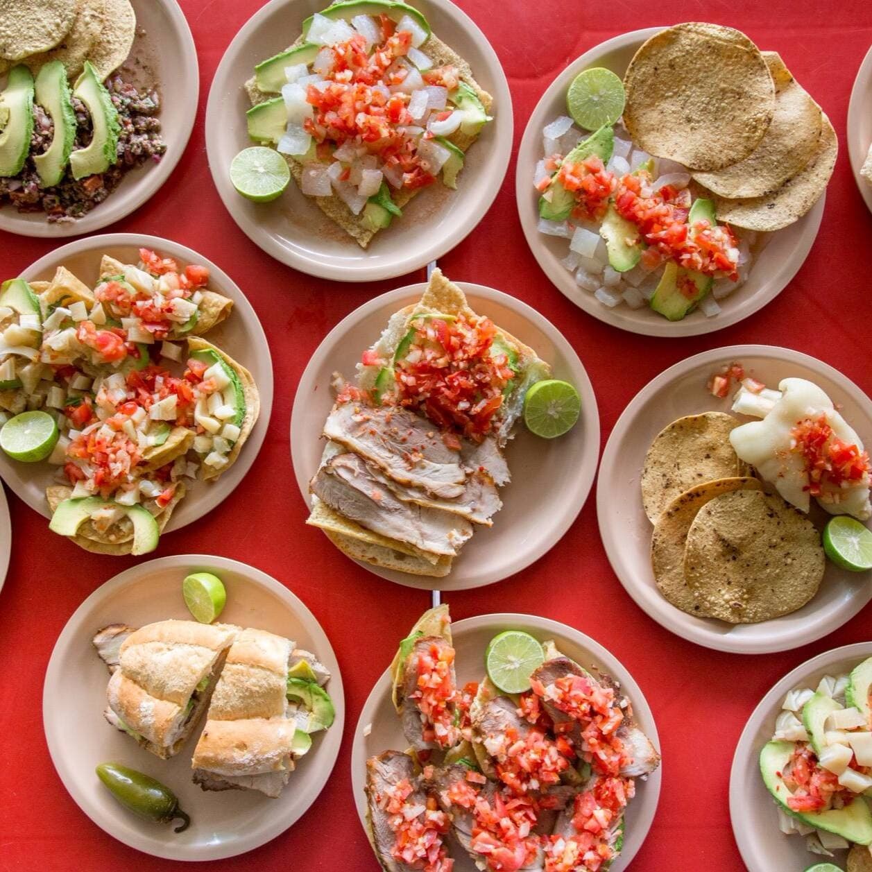Tostadas con Carnitas