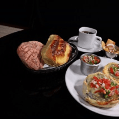 MOLLETES CON CHORIZO