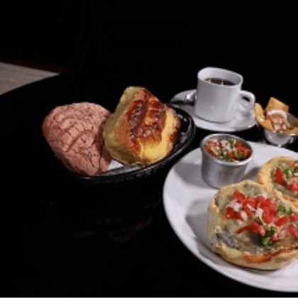 MOLLETES CON CHORIZO