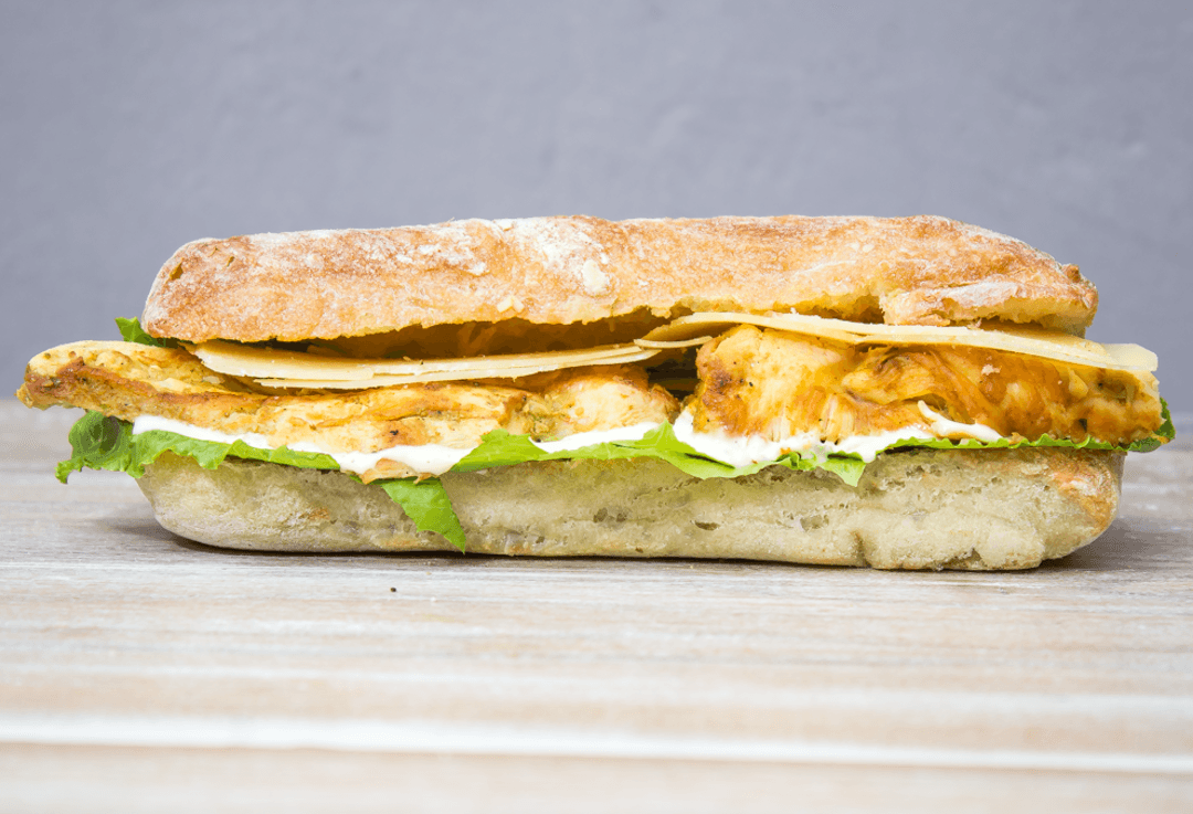Sánduche Pollo Cesar y Parmesano