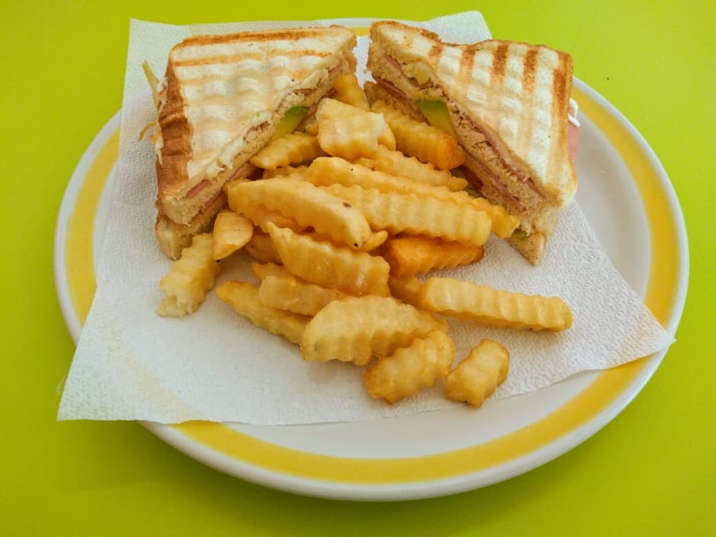 Club Sándwich con Papas a la Francesa