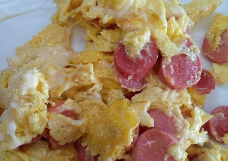 Desayuno con Huevos con salchichas mas Papas