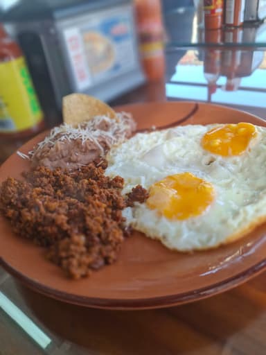 Huevos con Chilorio