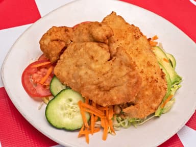 Ensalada mixta con milanesa de pollo