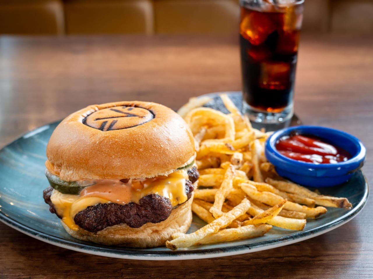 Combo Cheese Burger + Papas y Bebida