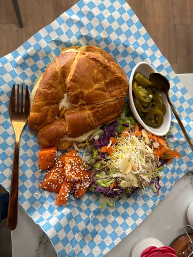 Croissant Relleno de jamón y quesos + Ensalada