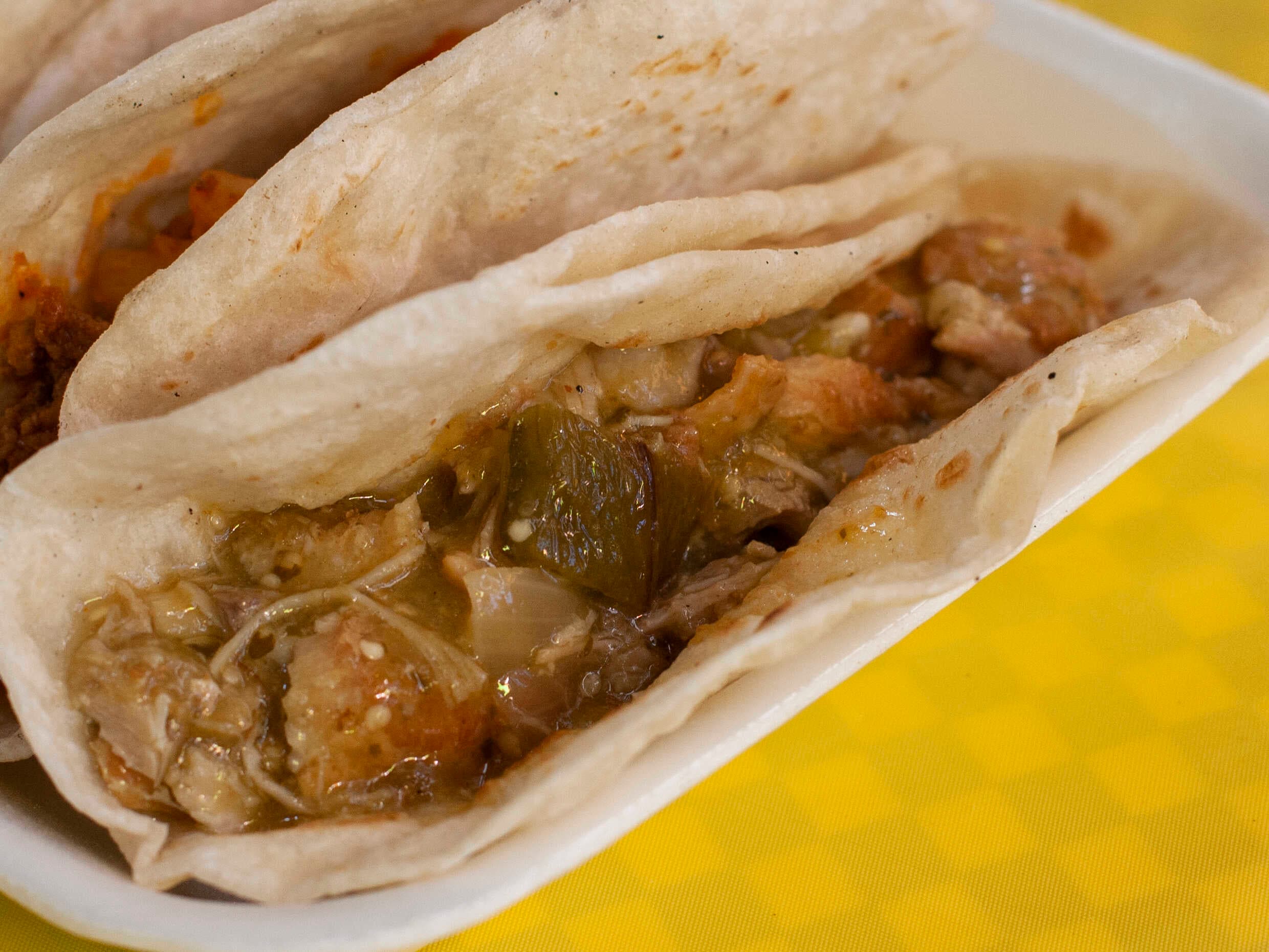 Taco de Frijol con Queso