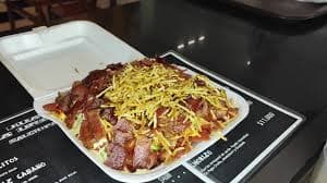 Salchipapa Queso Tocineta
