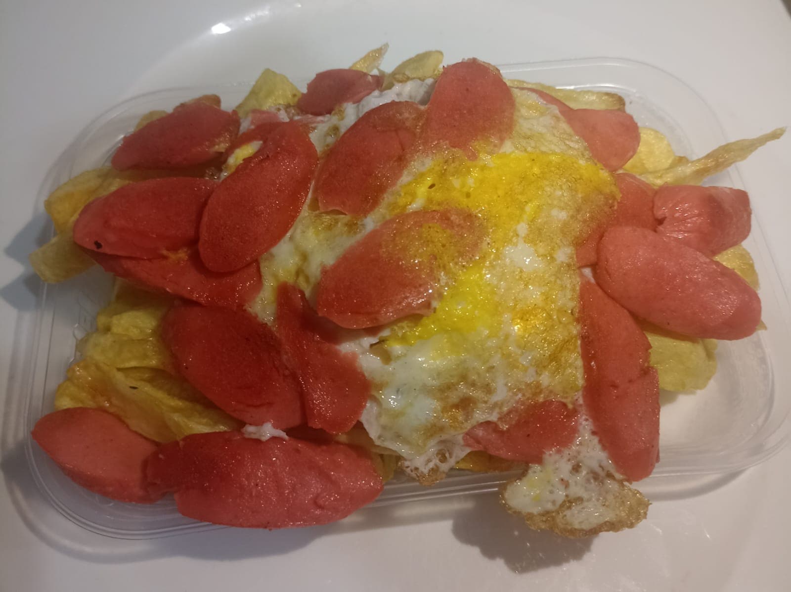 Salchipapa con Huevo