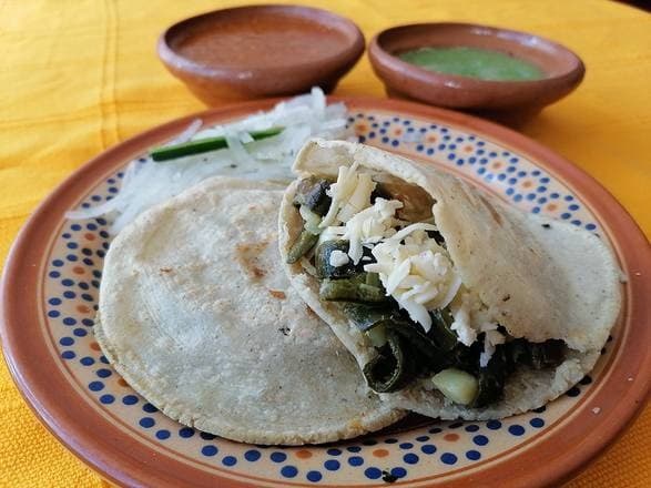 Gordita de Rajas con Queso