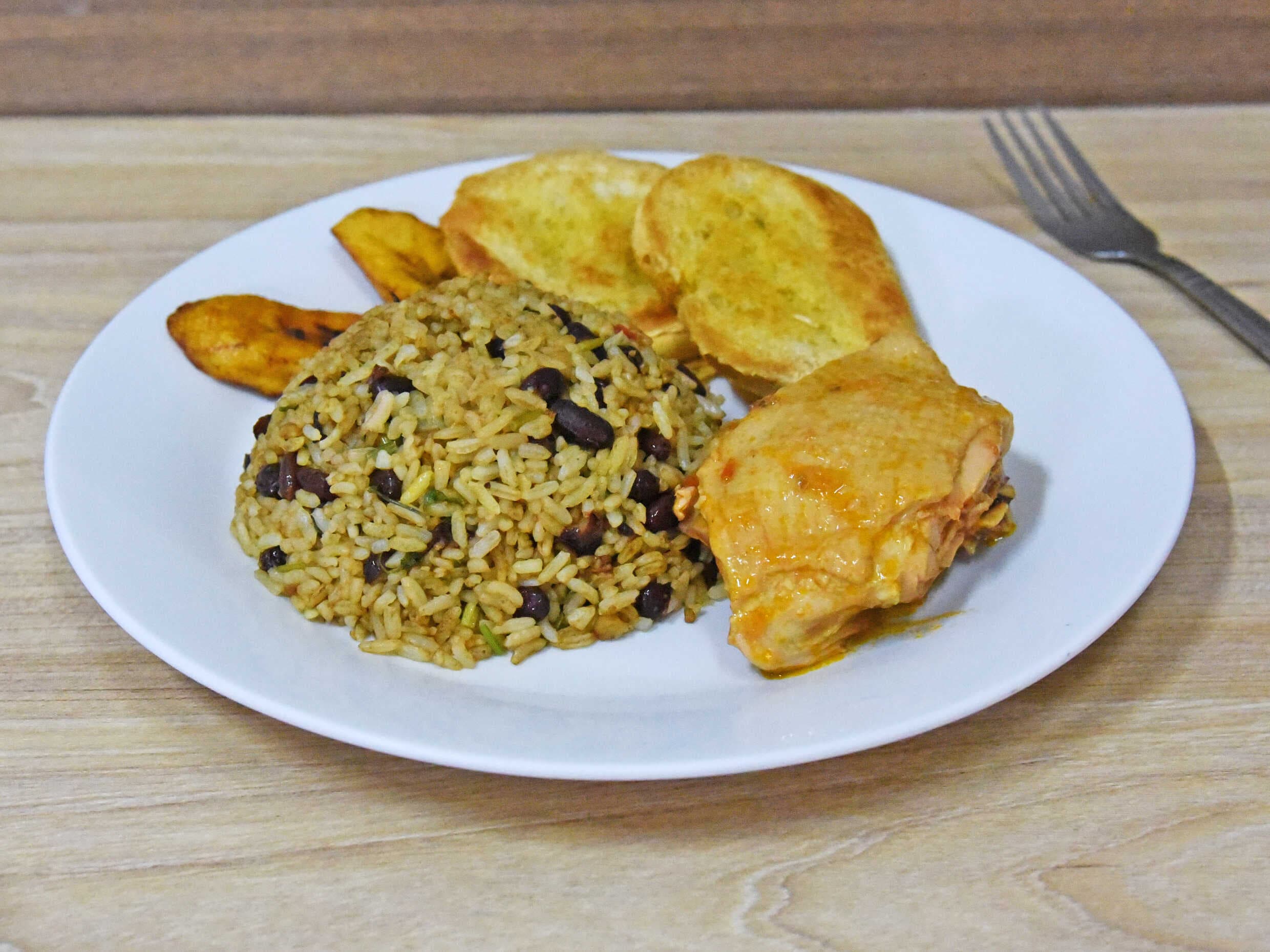 Gallo Pinto Pollo en Salsa