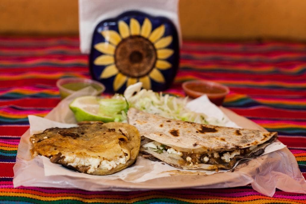 Quesadilla Grande con Guiso + Coca Cola 355 Ml