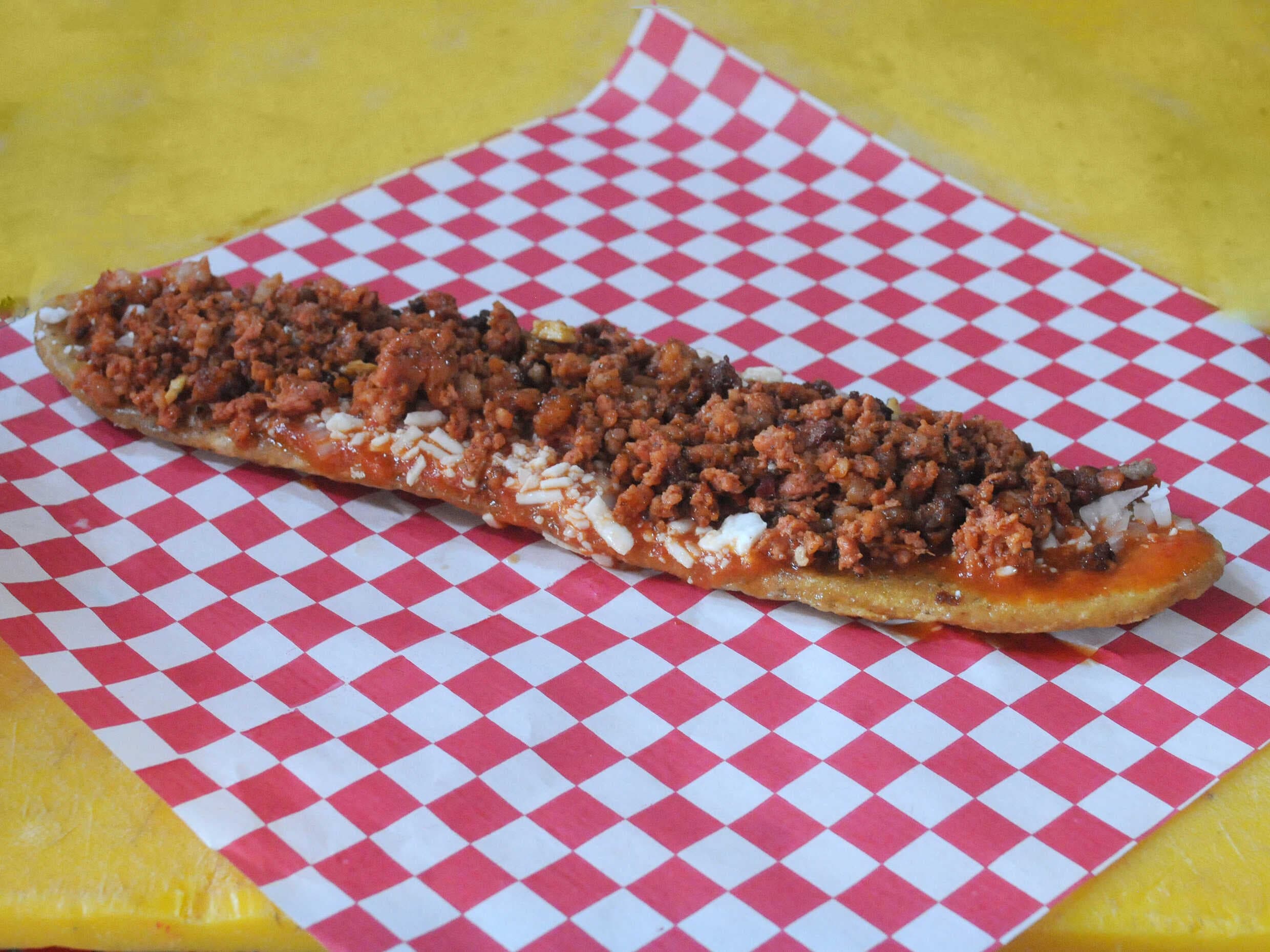 HUARACHE CON CARNE ENCHILADA
