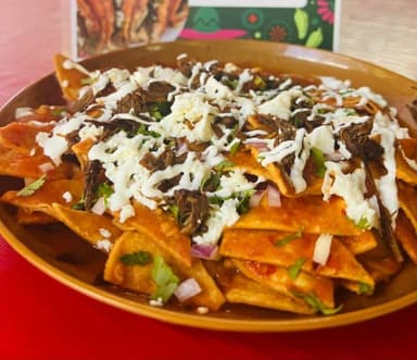 CHILAQUILES CON BIRRIA