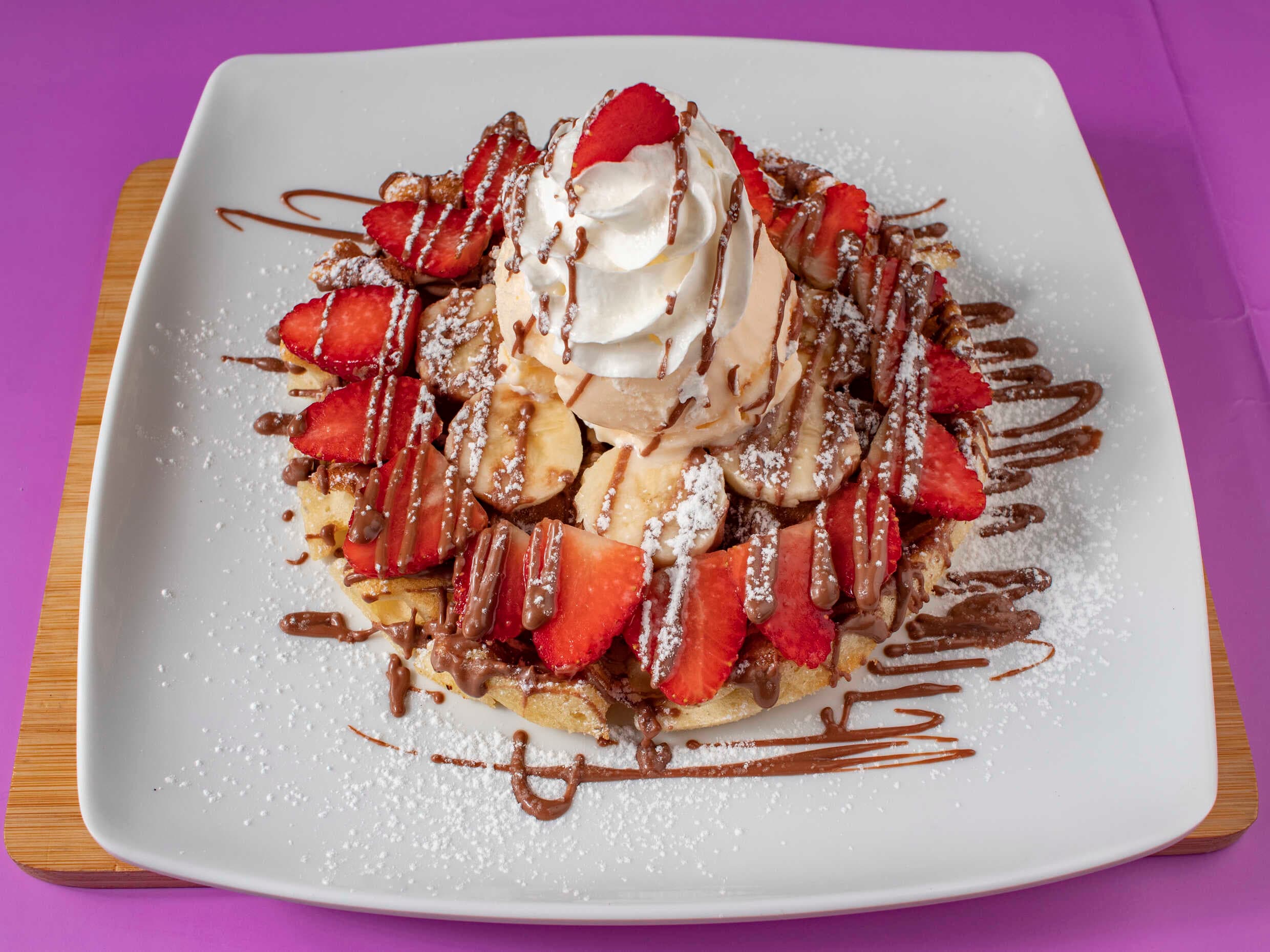 Waffle Nutella, Banano y Fresas