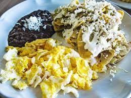 Chilaquiles Verdes con Huevo Revueltos