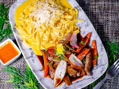 Fetuccini a la Huancaína con Lomo al Jugo