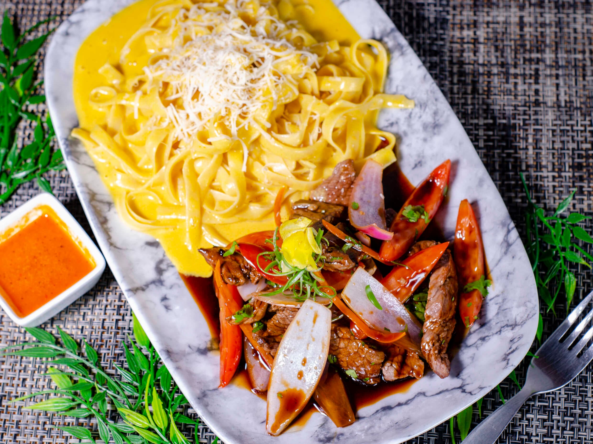 Fetuccini a la Huancaína con Lomo al Jugo