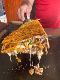 Quesabirria Gigante