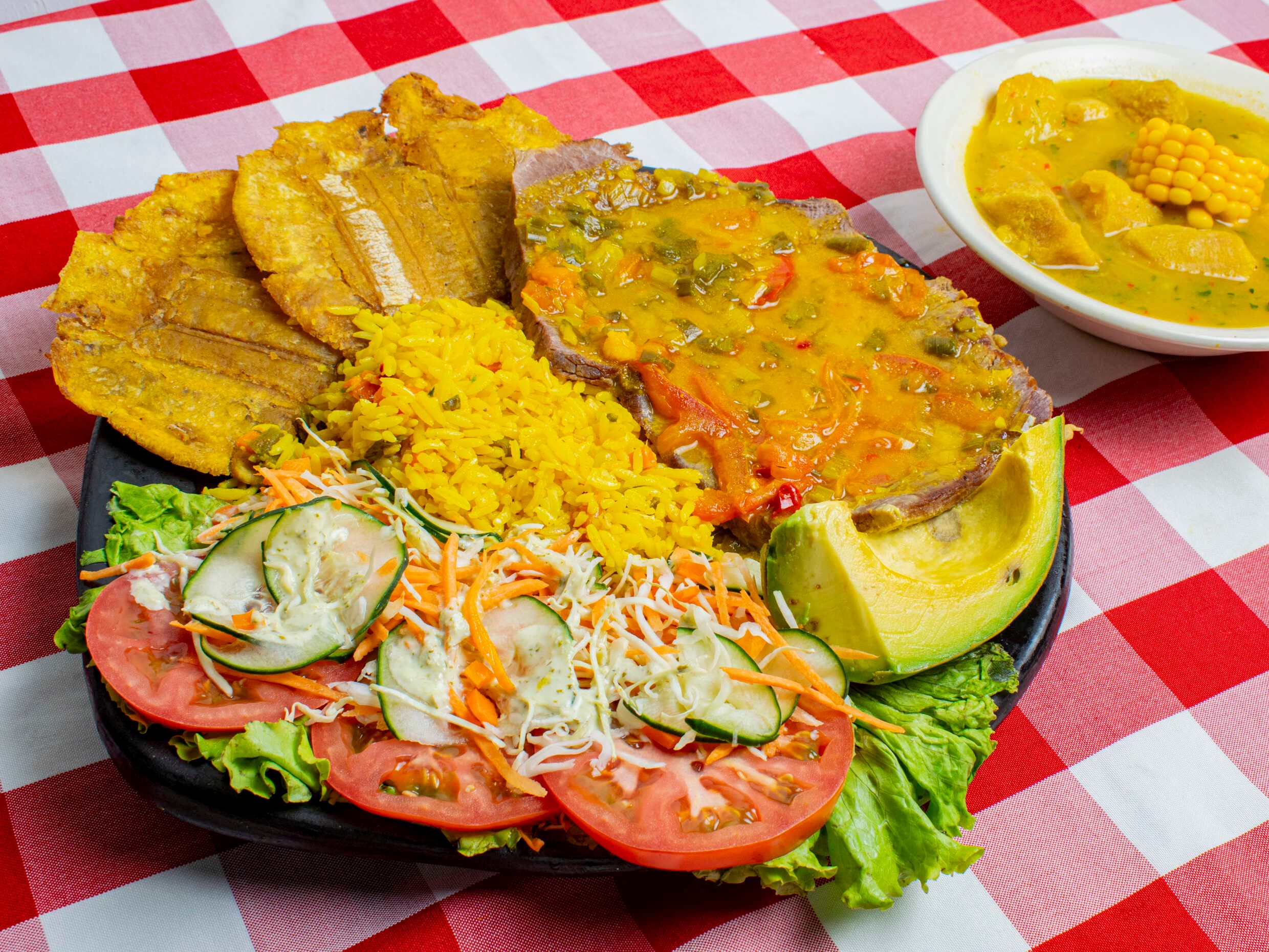 Sobrebarriga en Salsa Criolla