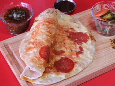2 Burritos: QuesaPizza + Bistec Ranchero +Bebida