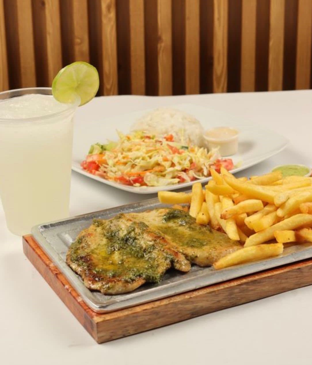 Combo Filete De Pollo + Arroz + Papas + Ensalada