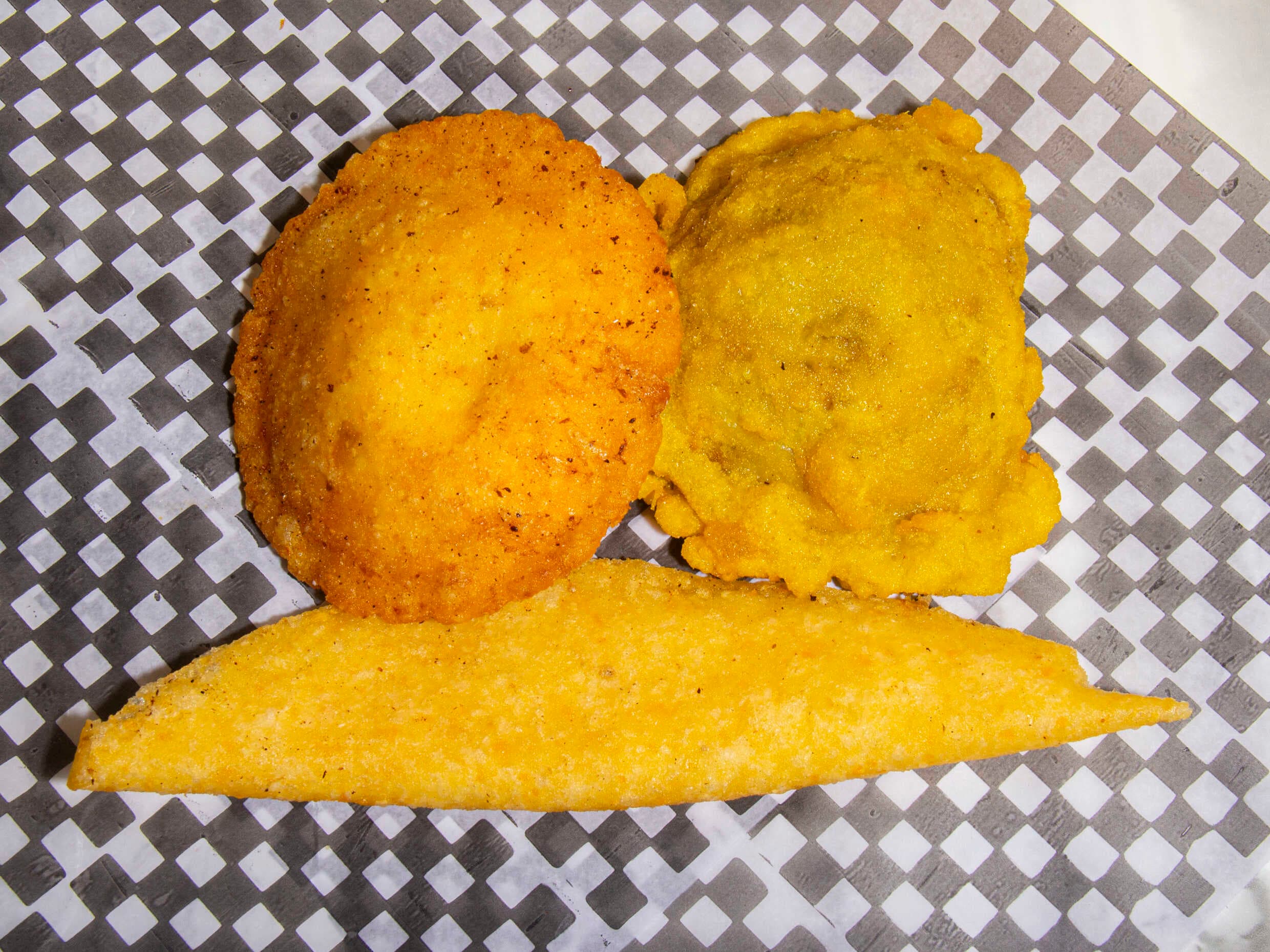 Promo 3 Empanadas, 2 Patacones Rellenos y 2 Arepas
