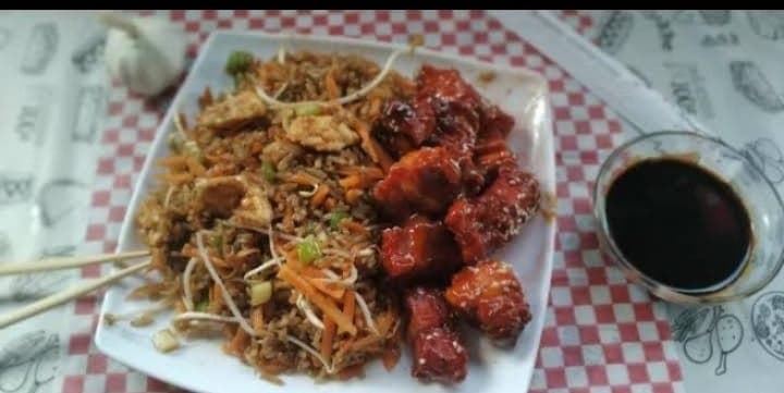 Arroz Chino Personal con Costilla Ahumada y Papas