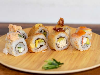 Combo XL 20 Makis + 1Papitas Bravas XL + 2  Coca C