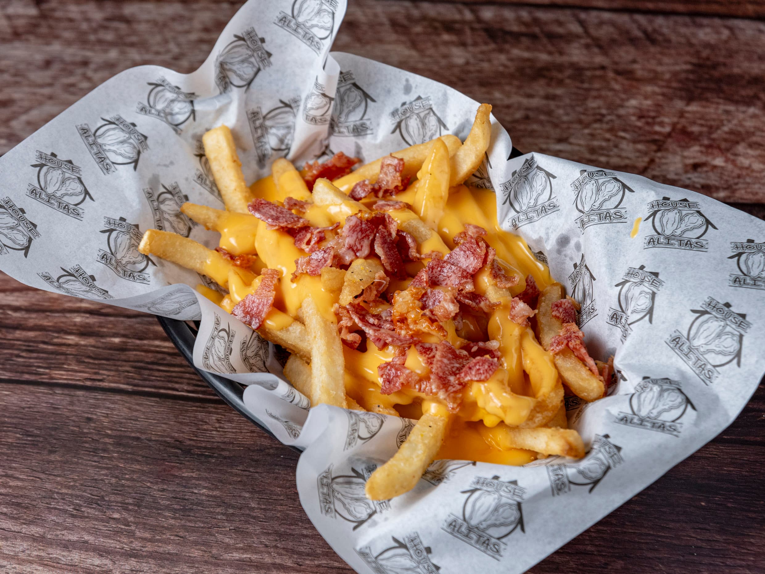 Papas Bañadas con Queso y Tocino