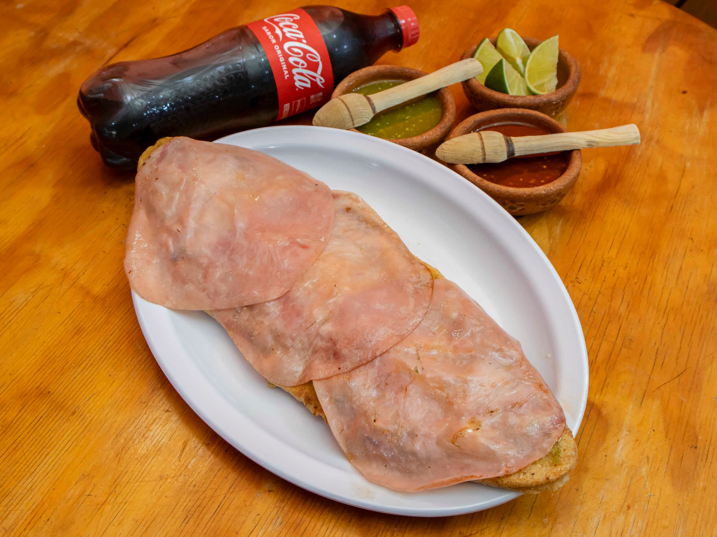 Huarache con Jamón.