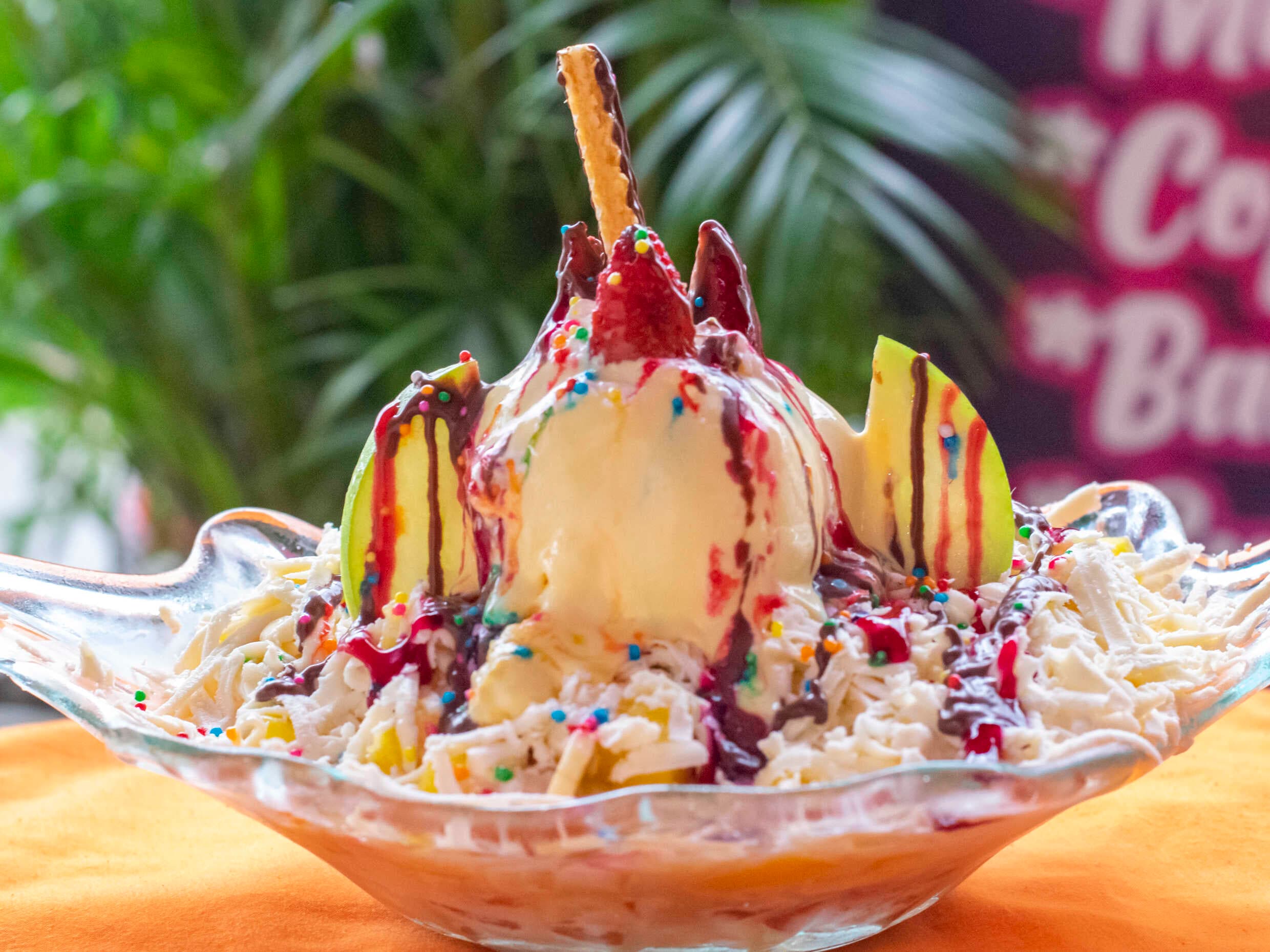 Ensalada de Frutas Mediana con Helado.