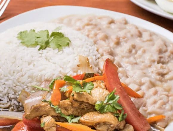 Menestra con Lomo Saltado de Pollo y Arroz