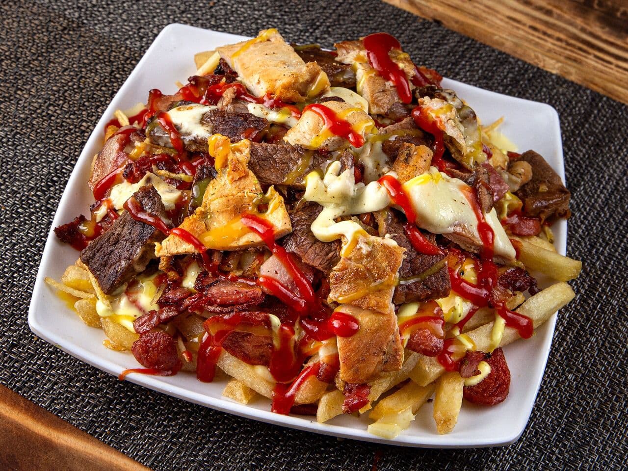 Salchipapa con Carne y Pollo
