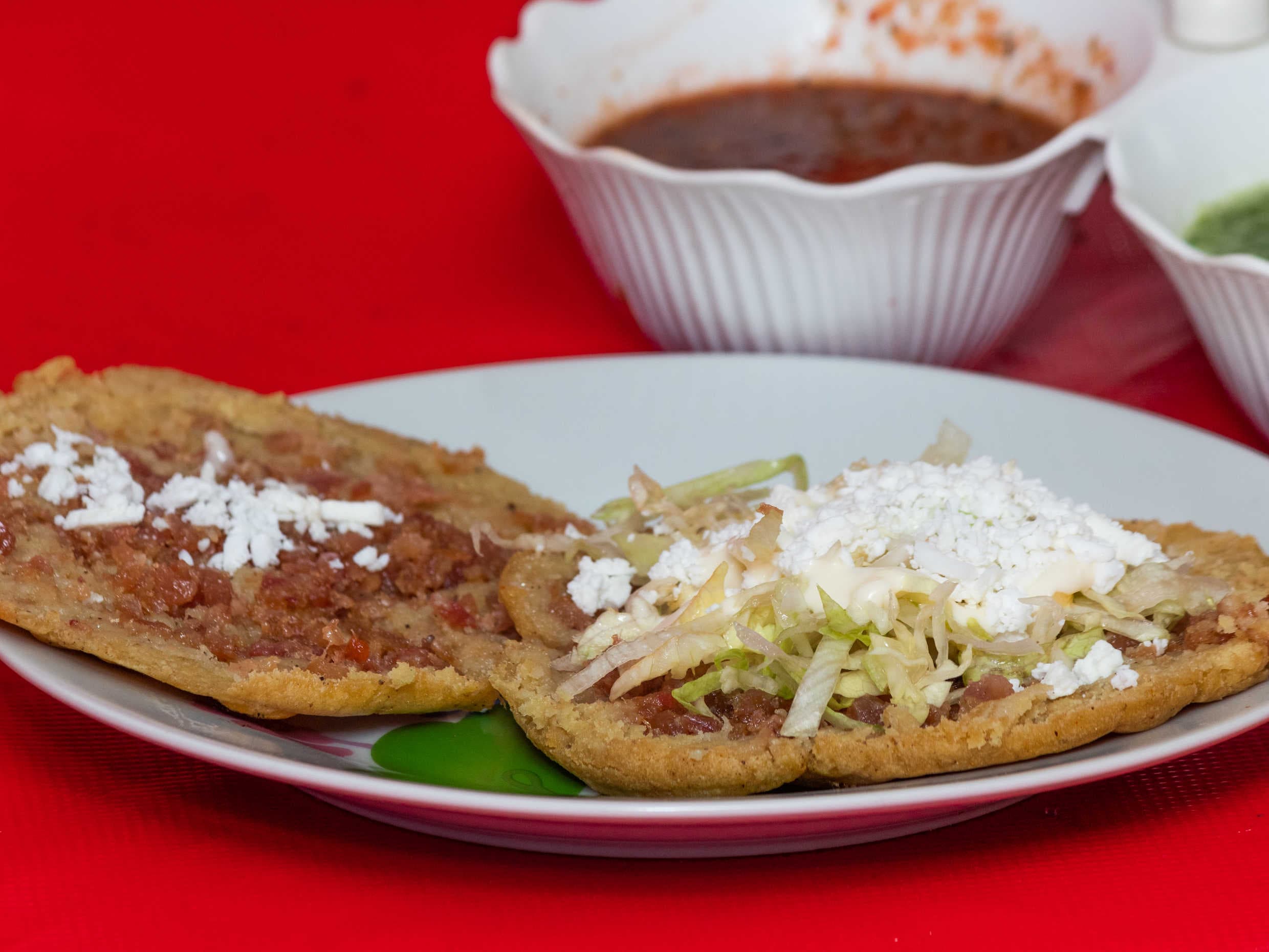 Gordita con pollo y queso C