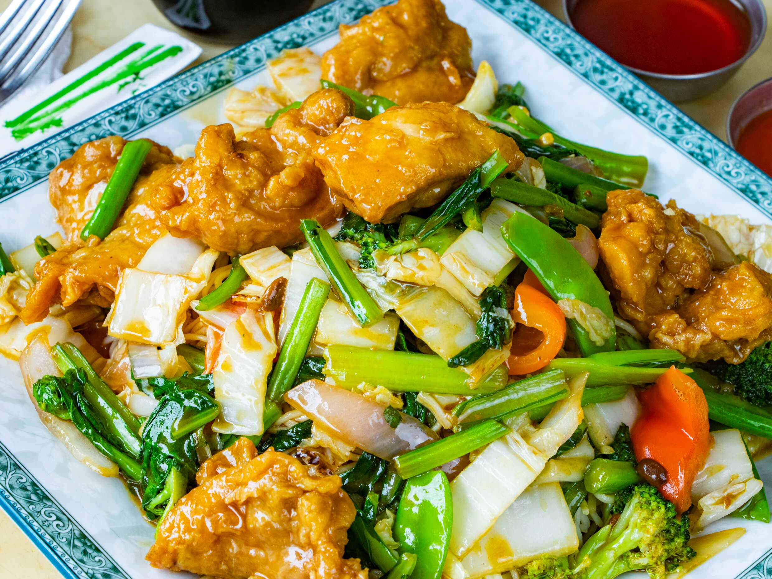 Tallarín con Pollo en Trozos